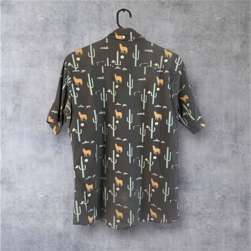 AMBSN Shirt Sleeve Button Up Aloha Shirt, Size Medium - Picture 5 of 11